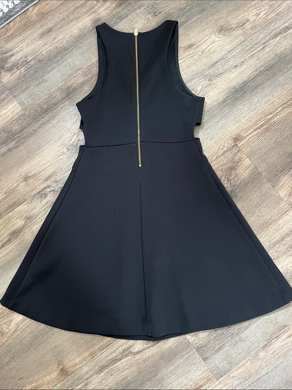 Express Black Sleeveless V-Neck Mini Dress Cutout Waist Gold Back Zipper Sz 4 - Picture 8 of 8